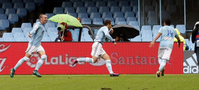 Los tres autores de los goles celebran el primero de Hugo Mallo