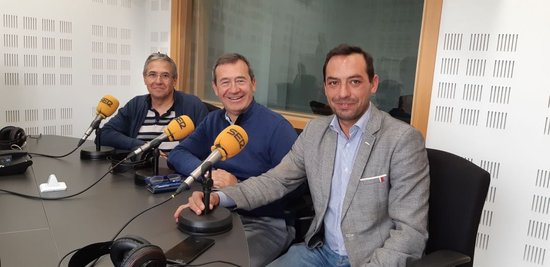 De izquierda a derecha, Jesús Pérez (portavoz de Más Madrid Compromiso por Getafe), Isidoro Ortega (Teniente Alcalde Fuenlabrada por el PSOE) y Jose Manuel Zarzoso (portavoz del PP en Parla)