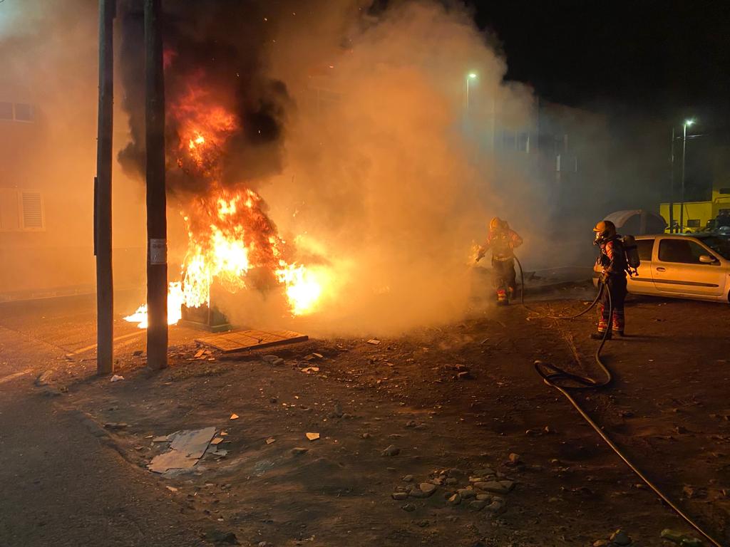 Los bomberos extinguiendo el fuego de uno de los incendios en Arrecife.