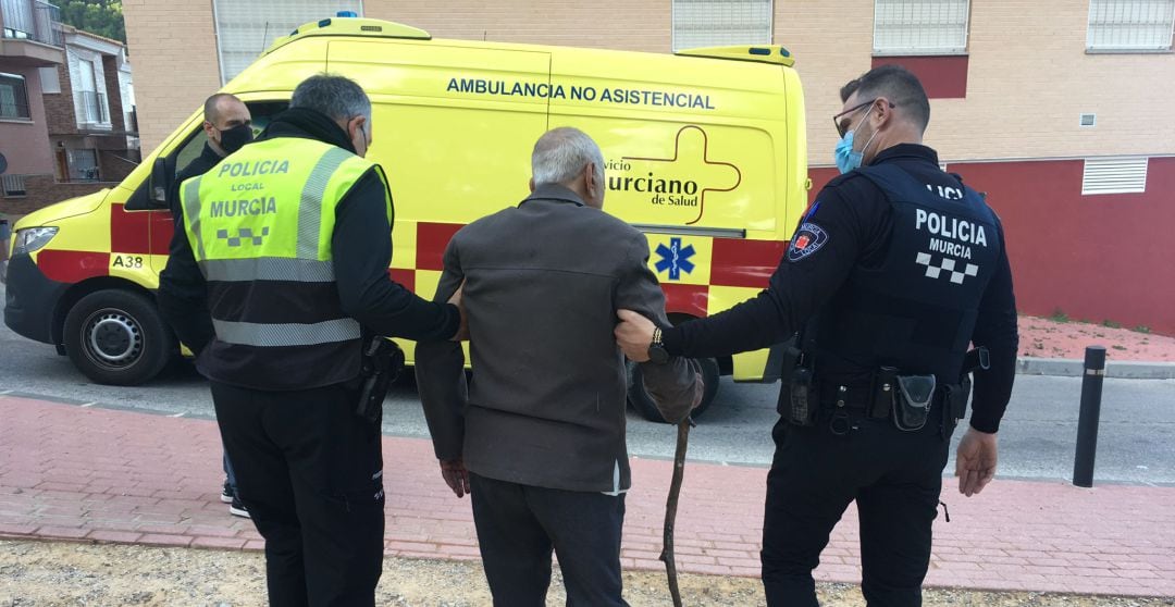 Agentes de la Policía Local de Murcia acompañan al hombre a la ambulancia para recibir asistencia sanitaria