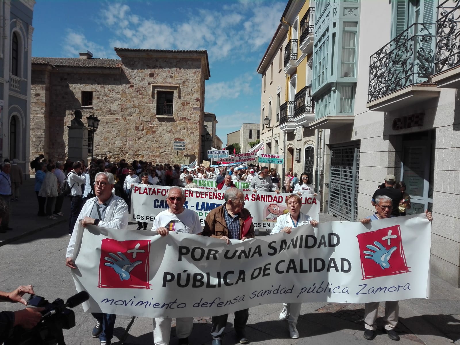 La cabeza de la manifestación avanzando  por la Calle Ramos Carrión