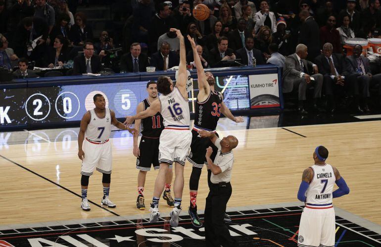 AGX03 BROOKLYN (NY, ESTADOS UNIDOS) 15/2/2015.- Los españoles Pau Gasol y Marc Gasol realizan el salto inicial de la 64 edición del Partido de las Estrellas de la NBA celebrado anoche en el Madison Square Garden de Nueva York. EFE/JASON SZENES PROHIBIDO S