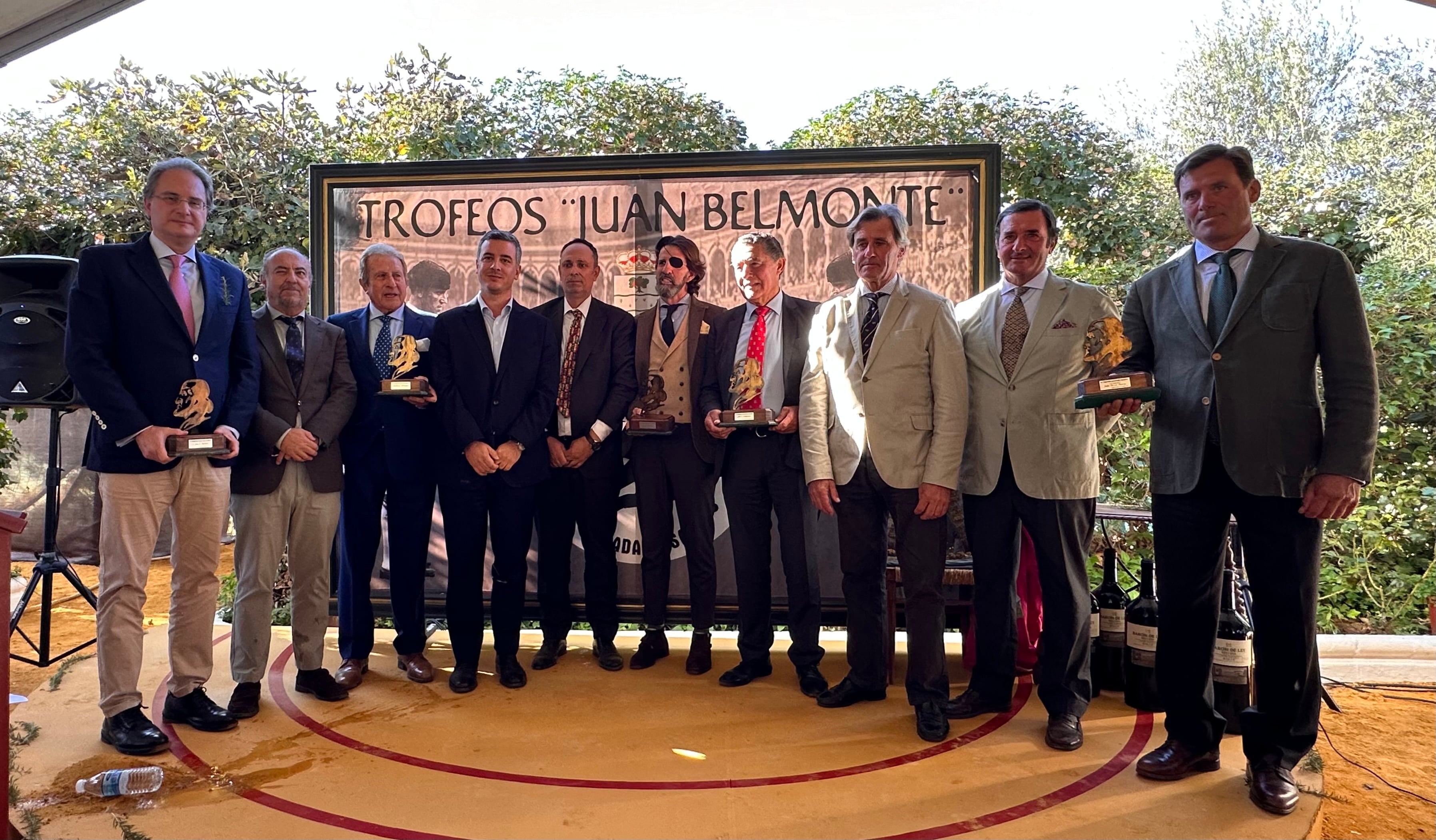 De izquierda a derecha, los periodistas José Enrique Moreno y Juan Belmonte, Guillermo Gutiérrez &#039;El Ecijano&#039;, Rodrigo Rodríguez Hans, alcalde de Cañada Rosal; José Luis Sequera, presidente de la Tertulia Juan Belmonte; Juan José Padilla, José Antonio Campuzano y los hermanos Antonio, Julio y Pablo de la Puerta