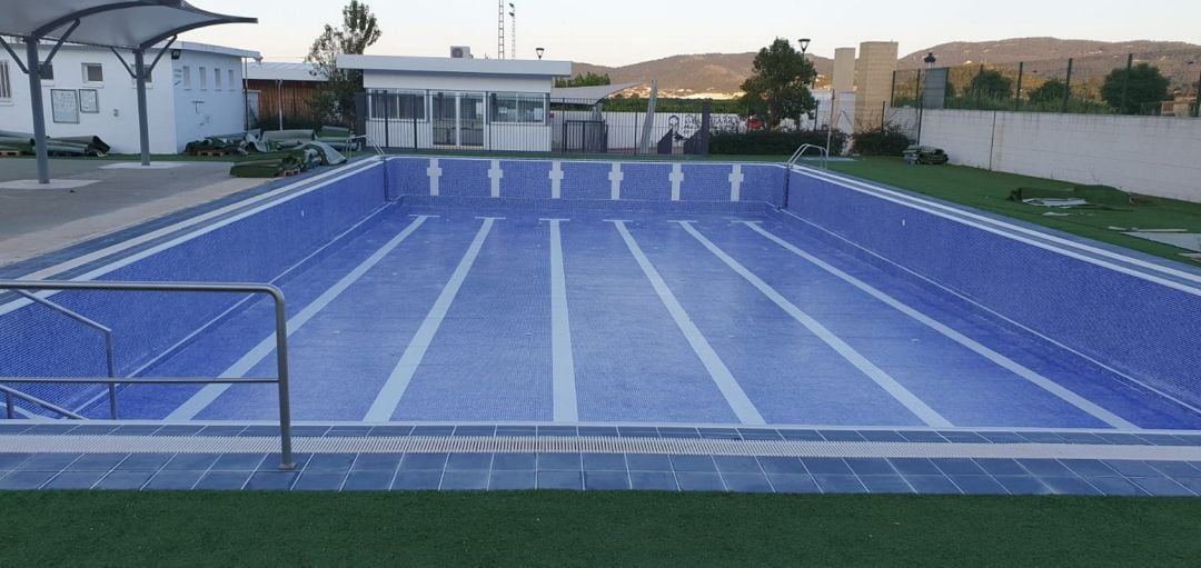 Piscina municipal de Palma que pondrá pavimiento en la zona de césped 