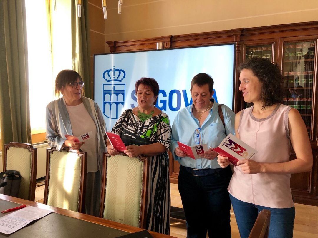 La alcaldesa de Segovia, Clara Luquero, junto a la concejala de cultura Gina Aguiar, Noelia Gómez y la presidente de la asociación de vecinos del Barrio de Santa Eulalia.