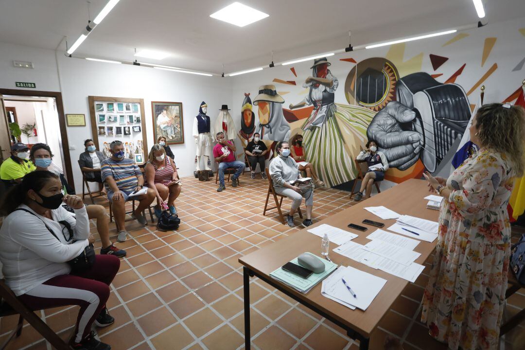 Un momento de la reunión entre la concejal Sara Bermúdez y reprensentantes de las asociaciones protectoras de animales.