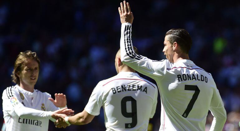 Modric felicita a Benzema y Cristiano tras un gol del Real Madrid.