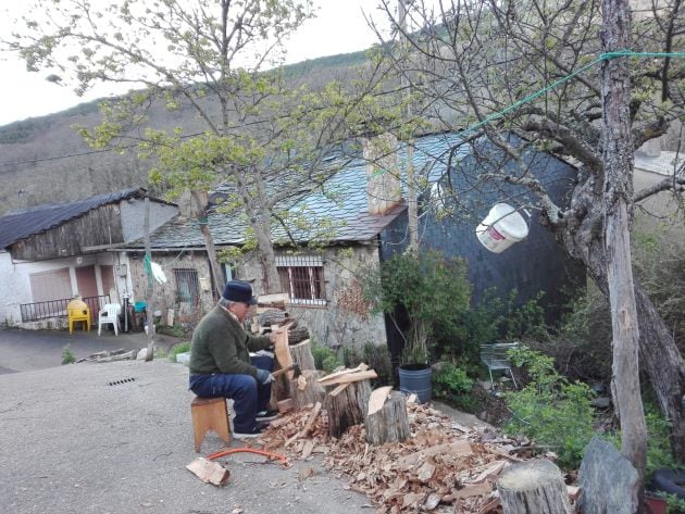 Eladio trabajando la madera para hacer nuevos utensilios a la puerta de su casa