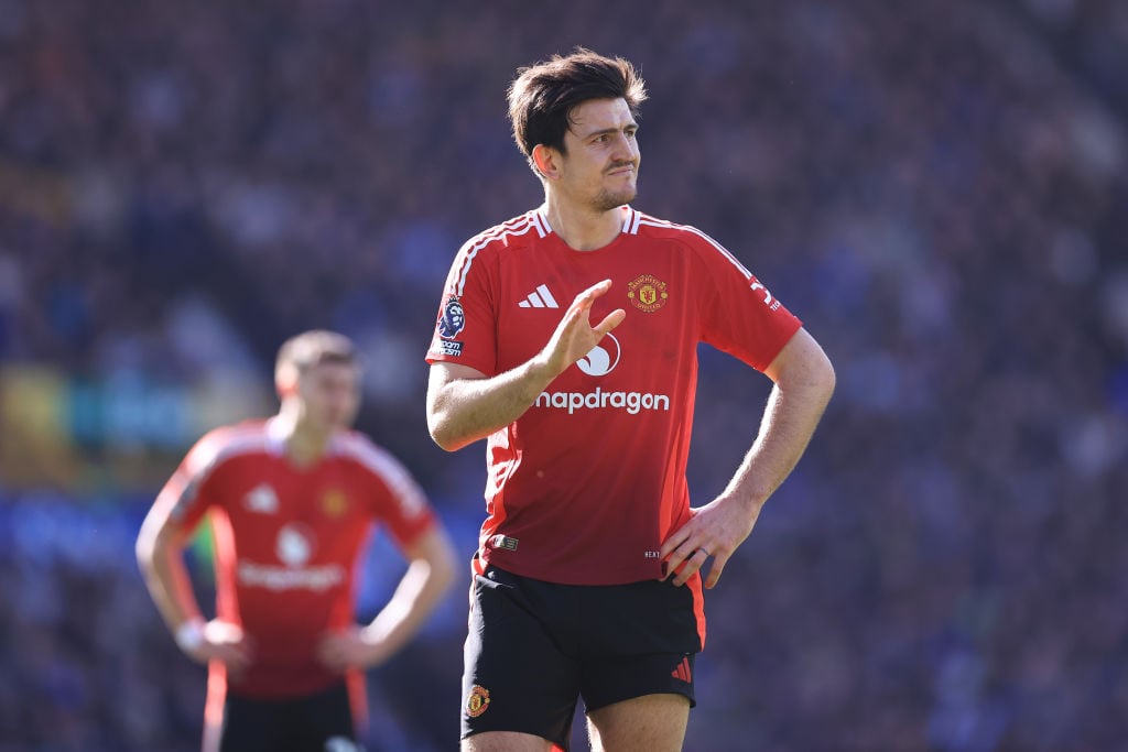 Harry Maguire pide perdón durante un partido del United