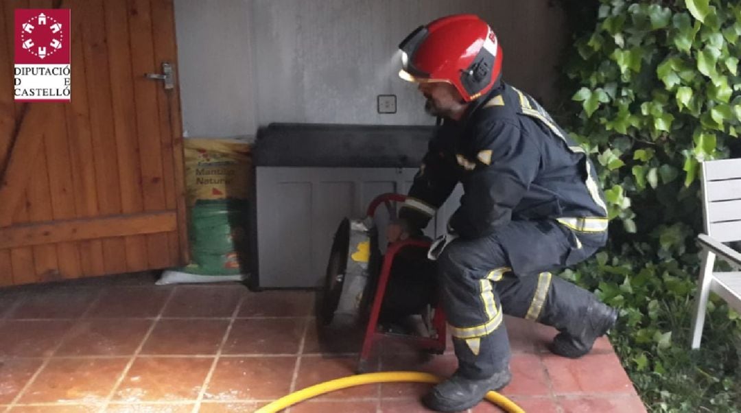 Un hombre de 33 años falleció ayer en un incendio en Vinaròs y cinco personas resultaron heridas como consecuencia de las llamas en la vivienda