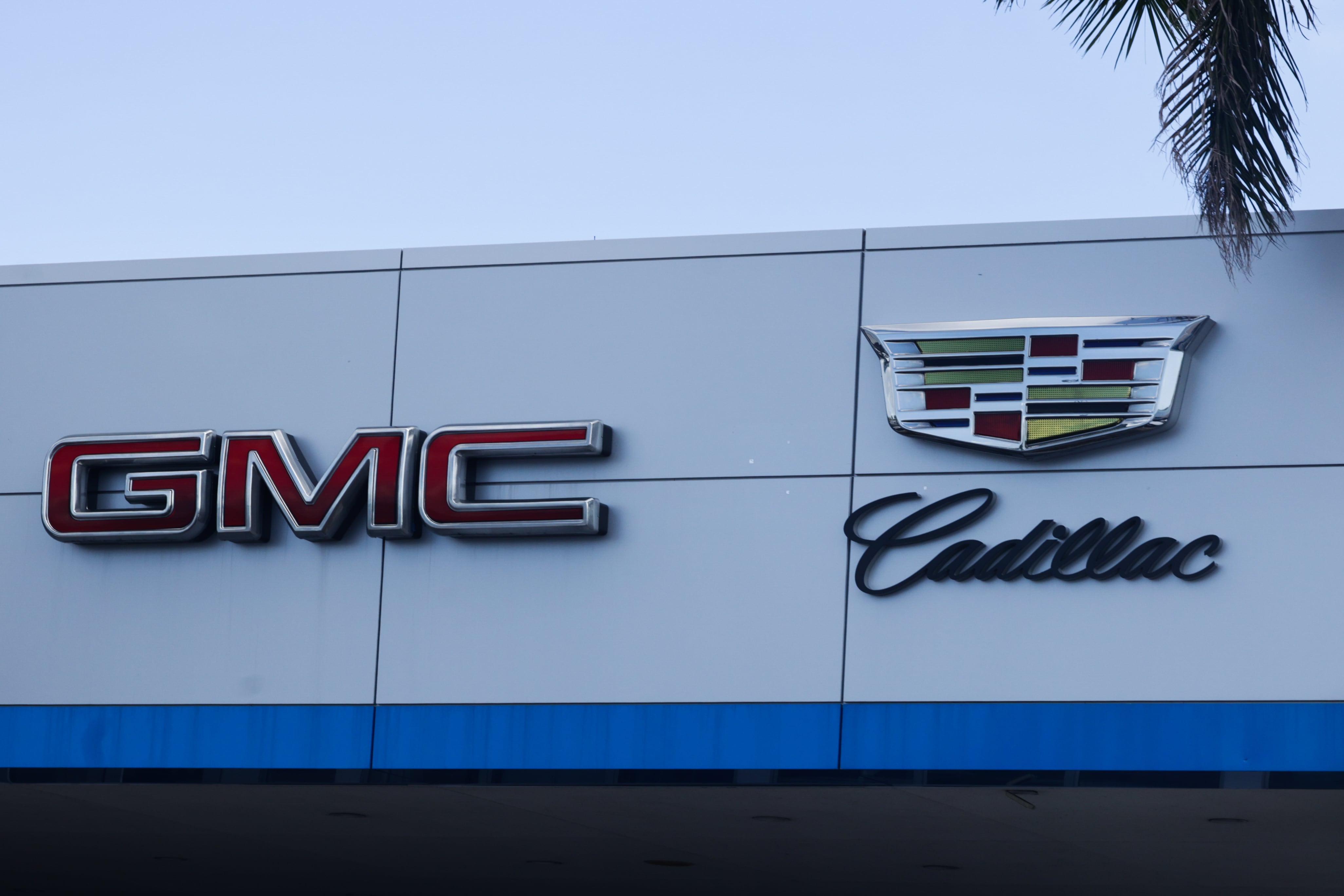 Logo de Cadillac y General Motors en un concesionario de EEUU