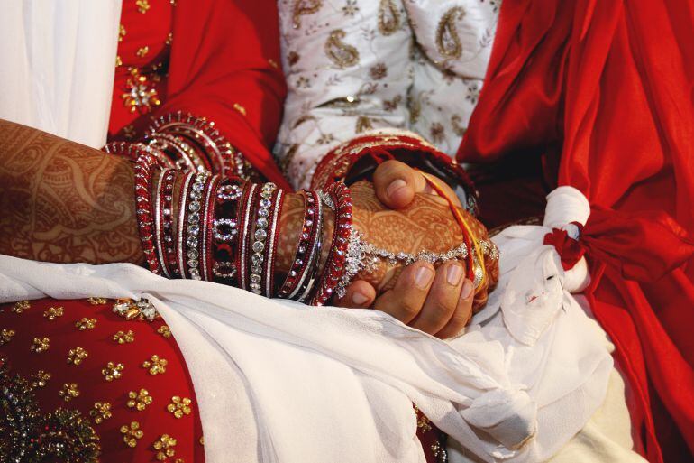 Dos jóvenes contraen matrimonio en La India