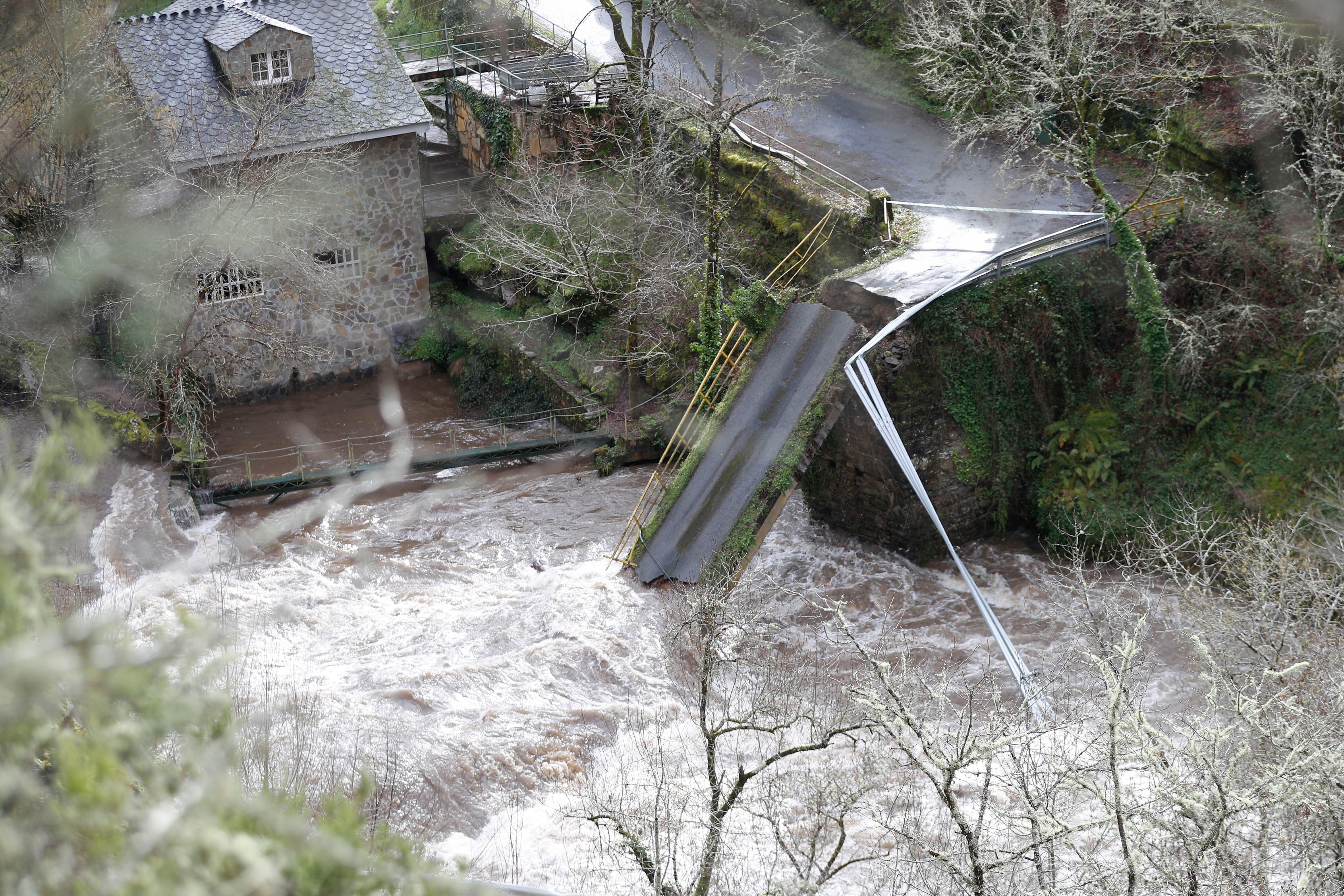 FOTODELDÍA NAVIA DE SUARNA (LUGO), 27/01/2026.- Vista de la calzada de una carretera que atraviesa un río y que ha colapsado a causa de las intensas lluvias en Navia de Suarna (Lugo) este martes. La provincia de Lugo sufre los efectos de la borrasca Joseph cuando aún no se ha recuperado de la nieve caída con la borrasca Ingrid, un temporal de lluvia, viento y nieve que obligó a activar en Galicia un aviso rojo por precipitaciones. EFE/ Eliseo Trigo
