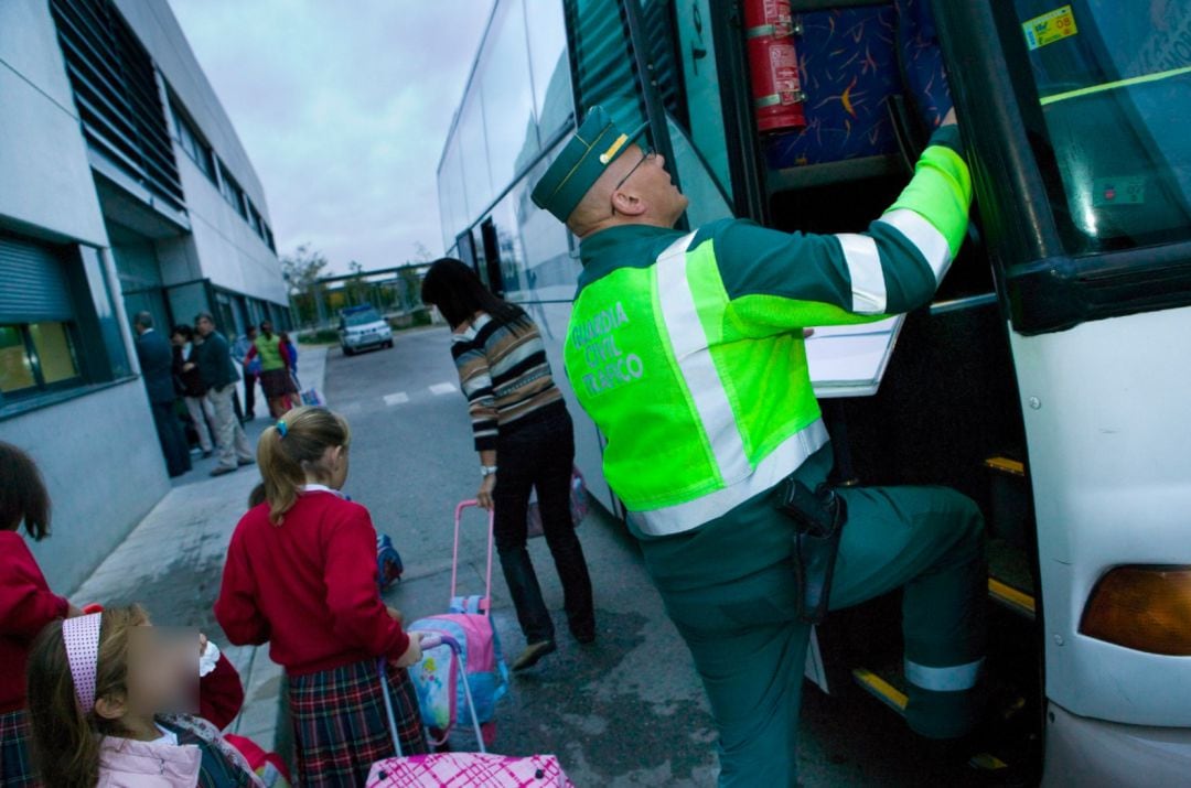 Un Guardia Civil revisa un autobús escolar