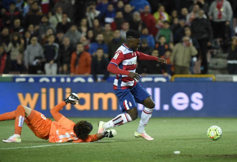 Ochoa despeja una clara ocasión de gol del Granada