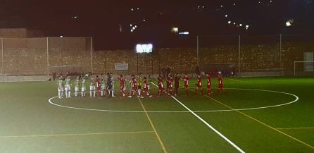 Momento del saludo inicial entre los dos equipos y el trío arbitral