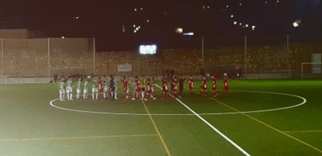 Momento del saludo inicial entre los dos equipos y el trío arbitral