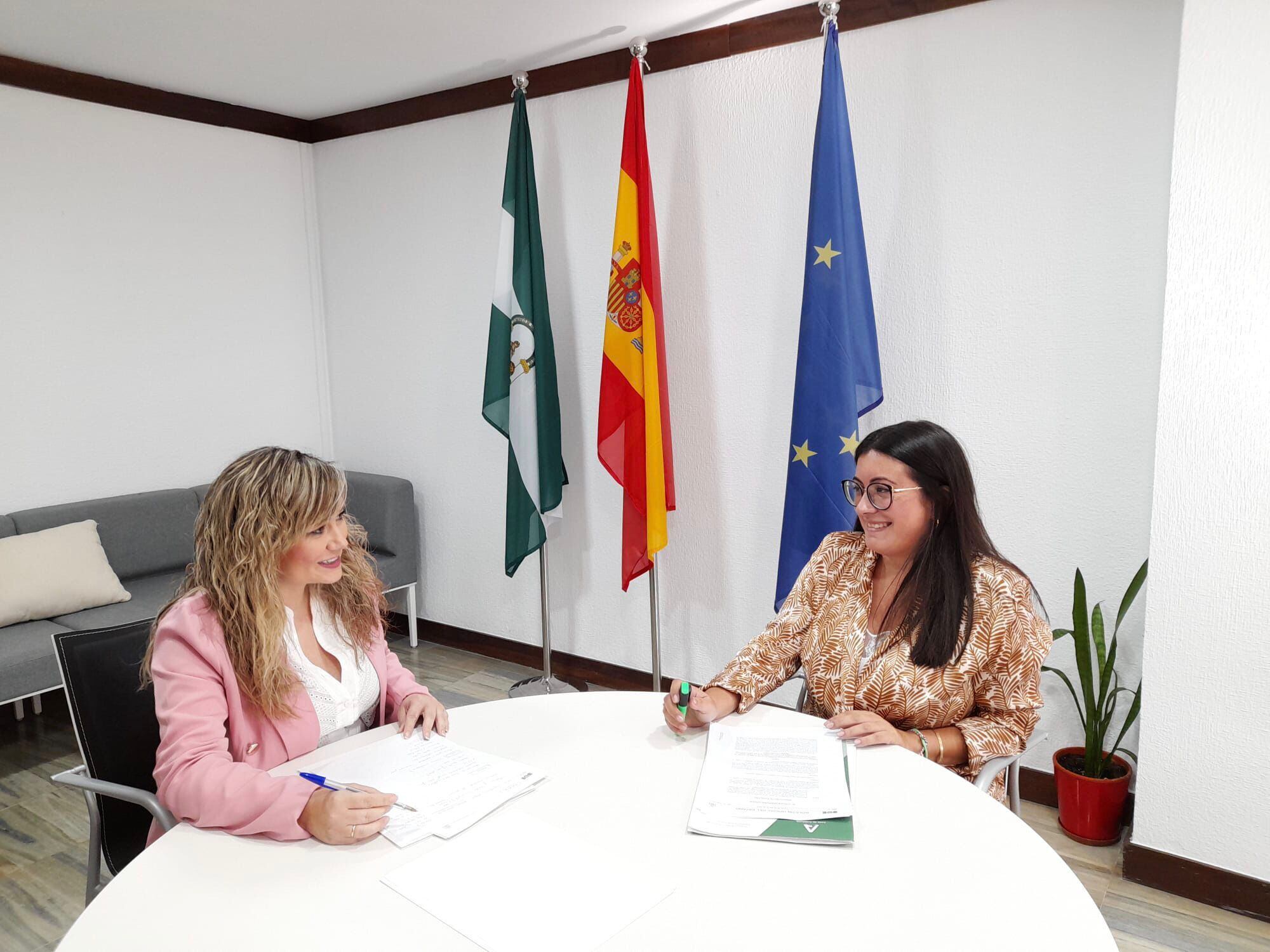 Gloria Hidalgo en una reunión con la delegada, María Luisa Cava