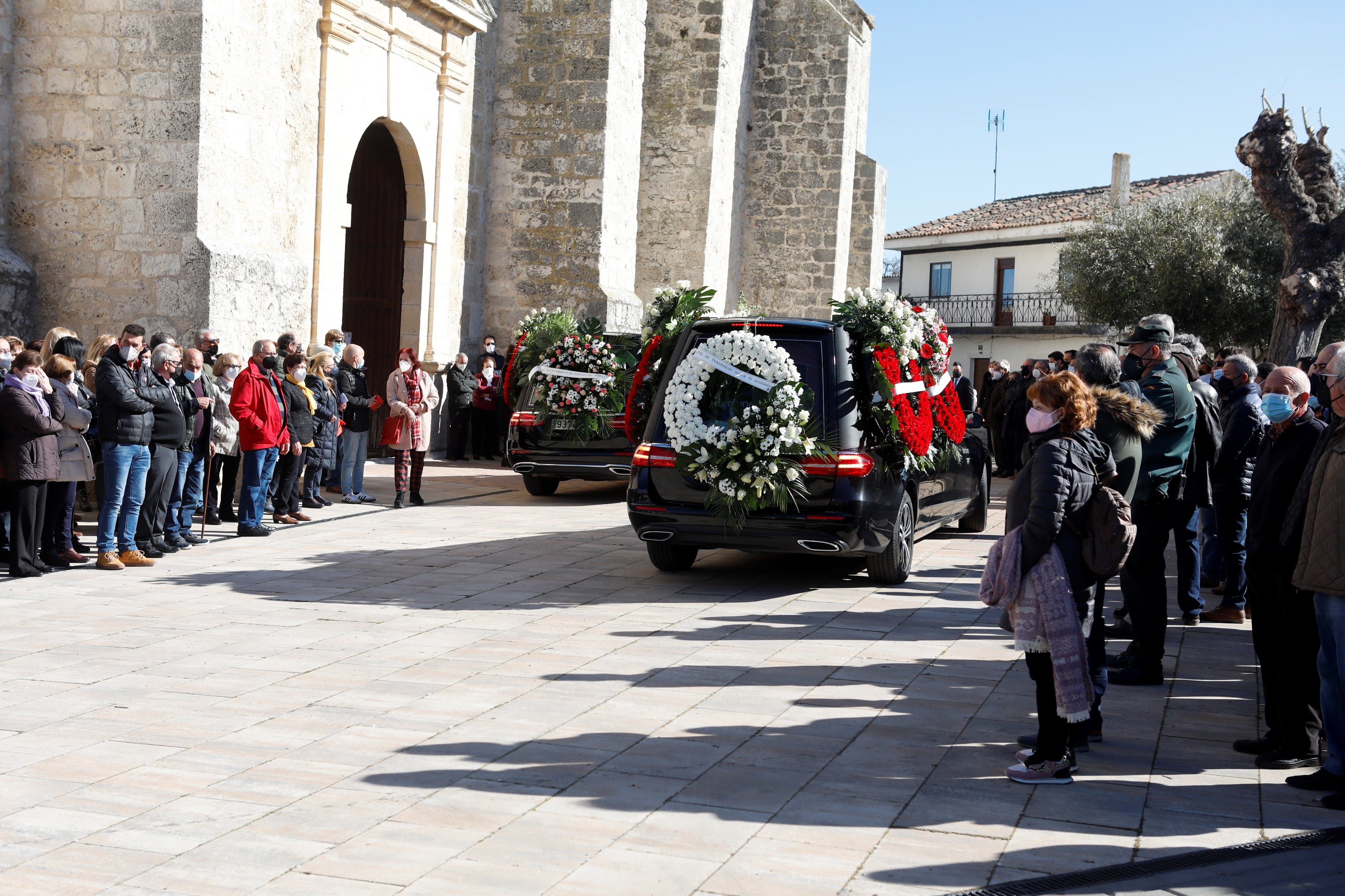 GRAF4372. TRASPINEDO (VALLADOLID), 09/02/2022.- Amigos y familiares asisten al funeral de Esther López, mujer que estuvo desaparecida durante 25 días y que apareció muerta en las cercanías de Traspinedo, municipio en el que residía, sin saberse las causas del fallecimiento, celebrado este miércoles. EFE/ Iván Tomé
