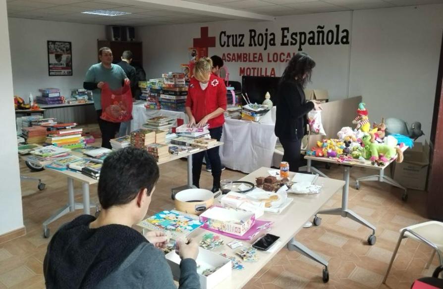 Los voluntarios de Cruz Roja Juventud se encargan de empaquetar los juguetes para que lleguen a 434 niños de la provincia de Cuenca.