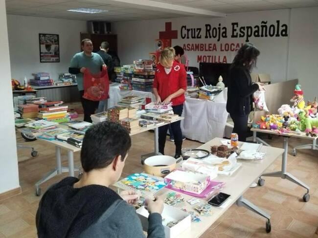 Los voluntarios de Cruz Roja Juventud se encargan de empaquetar los juguetes para que lleguen a 434 niños de la provincia de Cuenca.