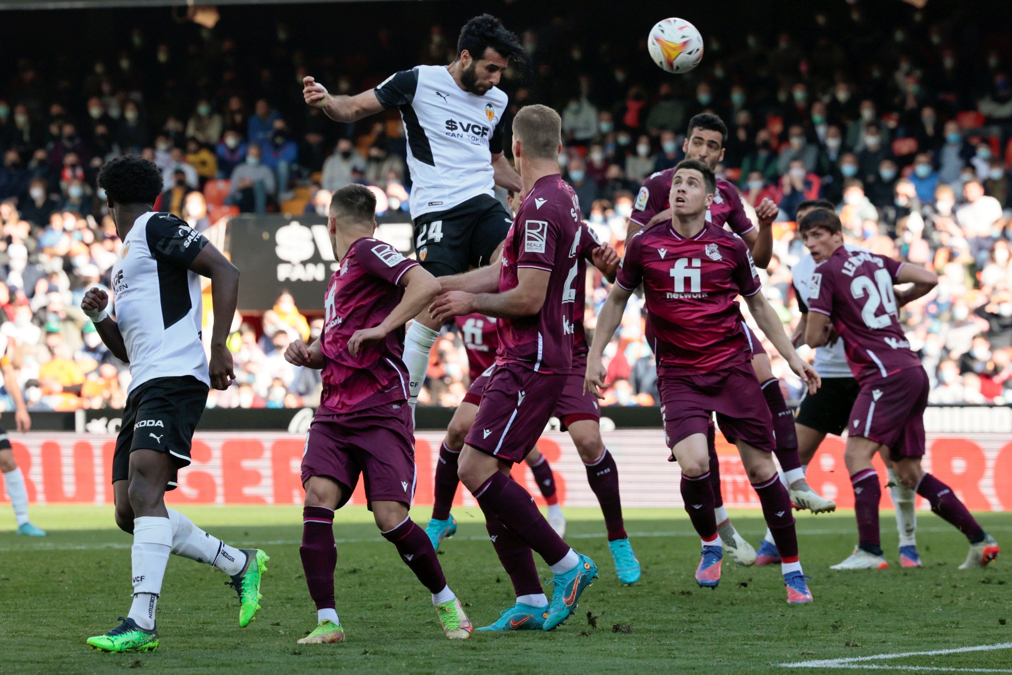 El defensa suizo del Valencia CF Eray Cömert, durante el partido Liga en Primera División disputado este domingo en el estadio de Mestalla.