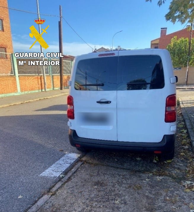 Furgoneta utilizada por la persona investigada para desplazar a los alumnos