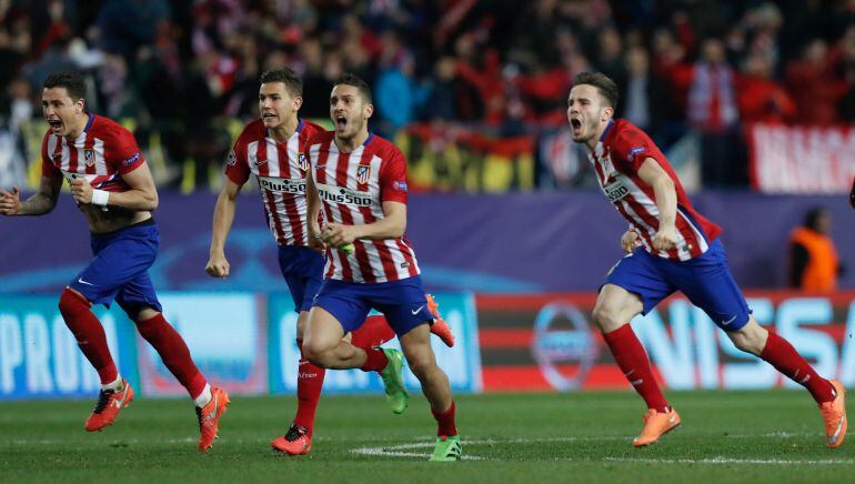 Los jugadores del Atletico celebran el pase a cuartos de final.