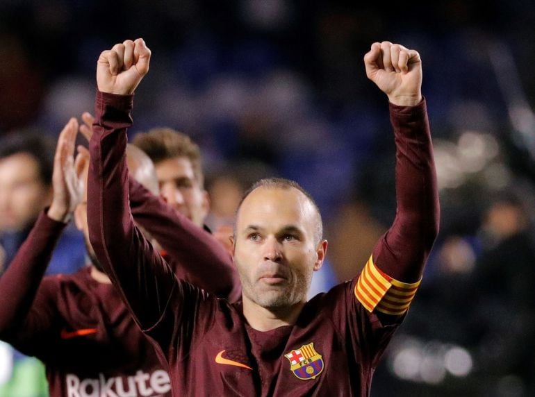 Andrés Iniesta celebra la Lliga després de la victòria davant del Deportivo 