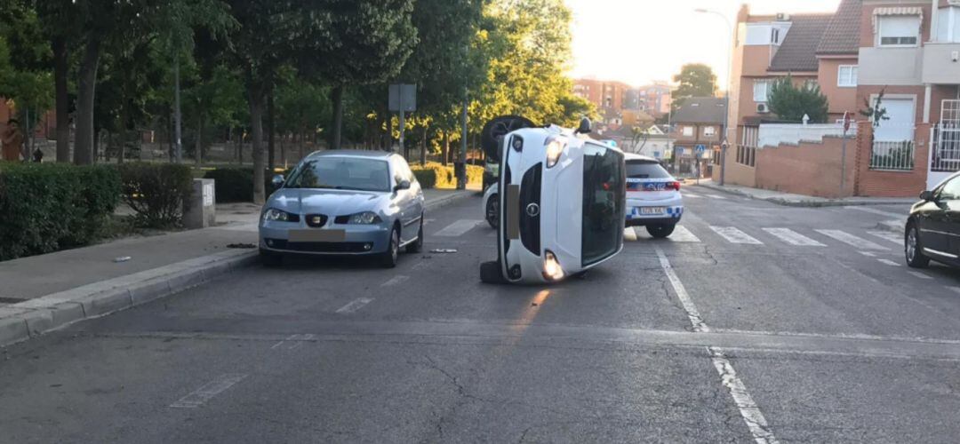 El vehículo volcado en medio de la calzada