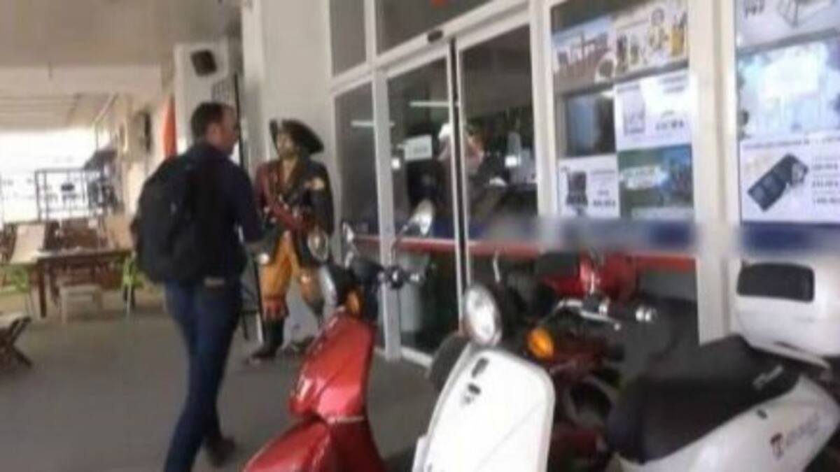 Suspenden a una cónsul honorífica francesa por vender canoas a refugiados