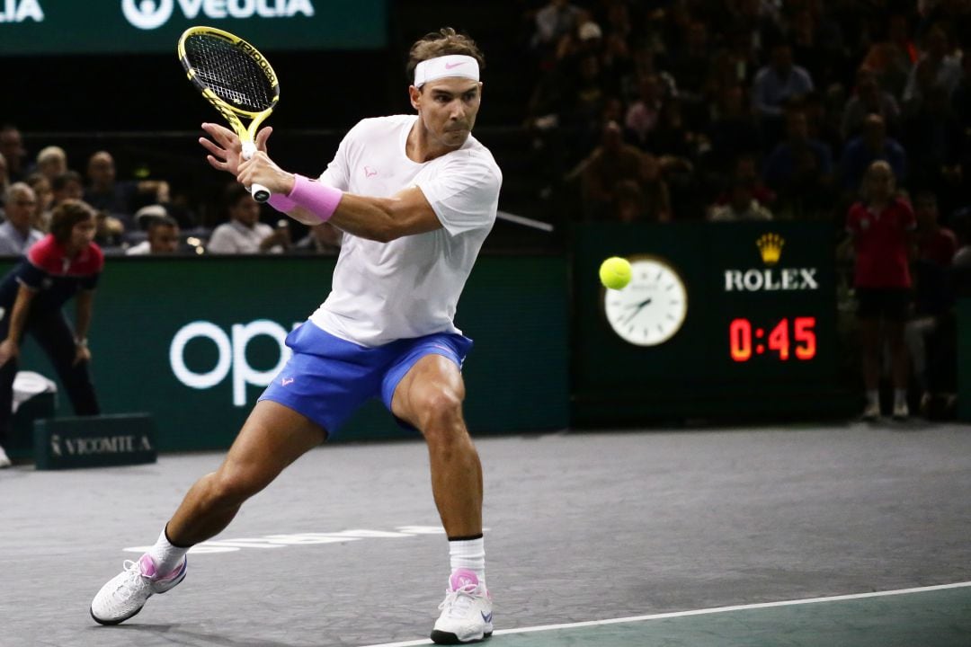 Rafael Nadal ejecuta un &#039;slice&#039; en París-Bercy.