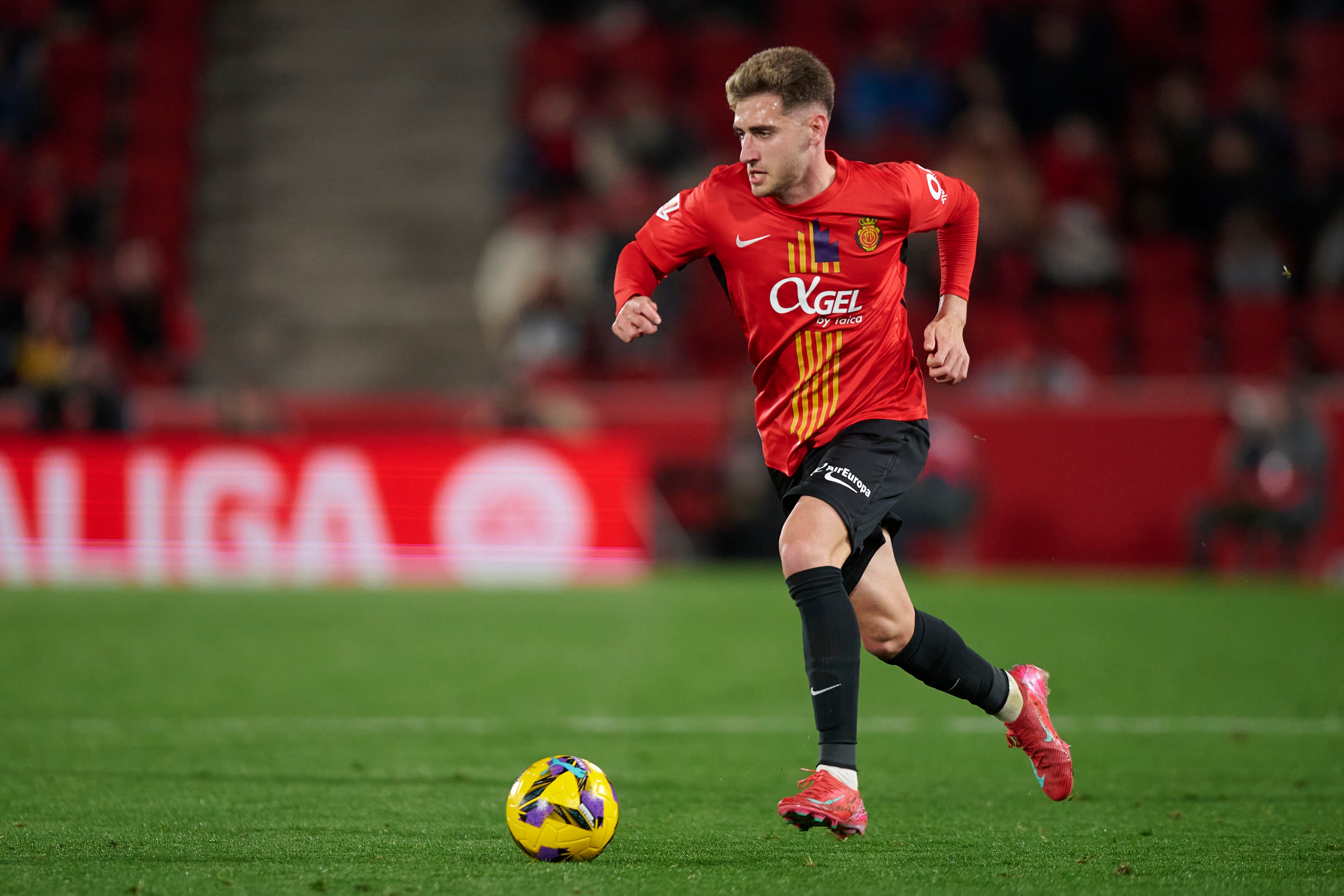 MALLORCA, SPAIN - MARCH 02: Robert Navarro of RCD Mallorca runs with the ball during the LaLiga match between RCD Mallorca and Deportivo Alaves at Estadi de Son Moix on March 02, 2025 in Mallorca, Spain. (Photo by Cristian Trujillo/Quality Sport Images/Getty Images)