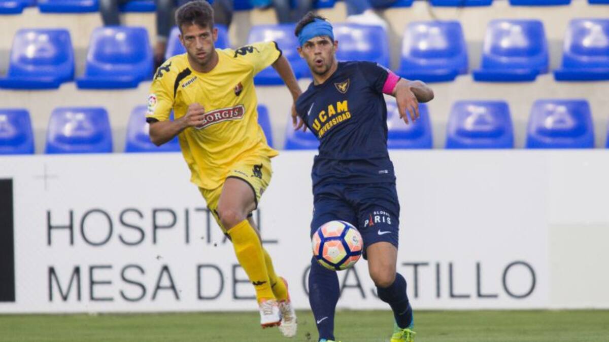 Hugo Álvarez 'vuelve' al Real Murcia y el Córdoba no deja salir aún a Quim Araujo