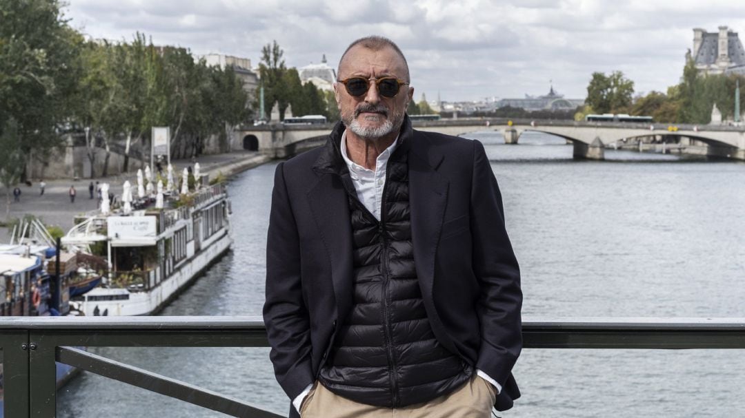 Arturo Pérez-Reverte en París.