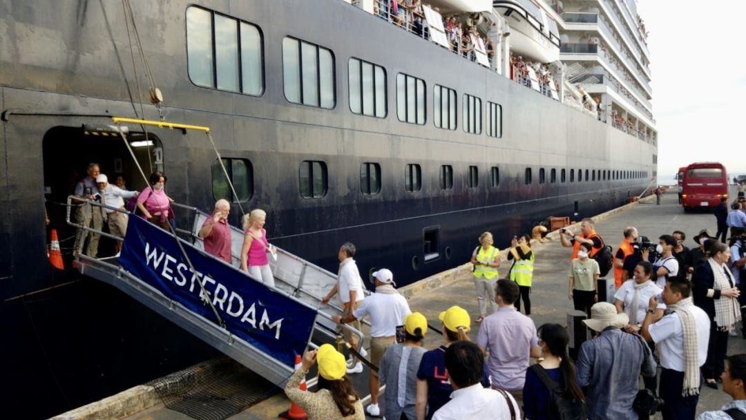 Los pasajeros del crucero &#039;Westerdam&#039; comienzan a desembarcar en Camboya.