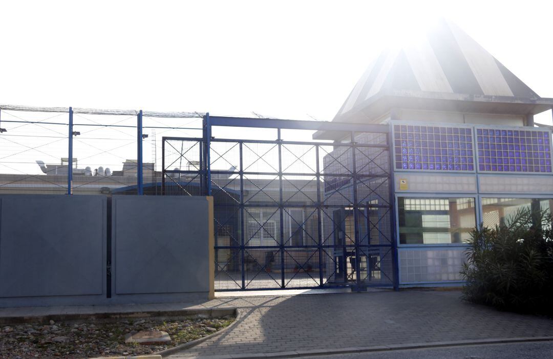 Façana principal del CIE a la Zona Franca de Barcelona