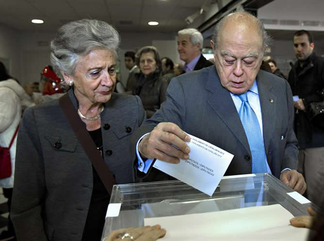 El expresidente catalán Jordi Pujol, acompañado de su esposa, Marta Ferrusola, ejerce su derecho al voto en las elecciones autonómicas en el colegio de Can Castello de Barcelona.