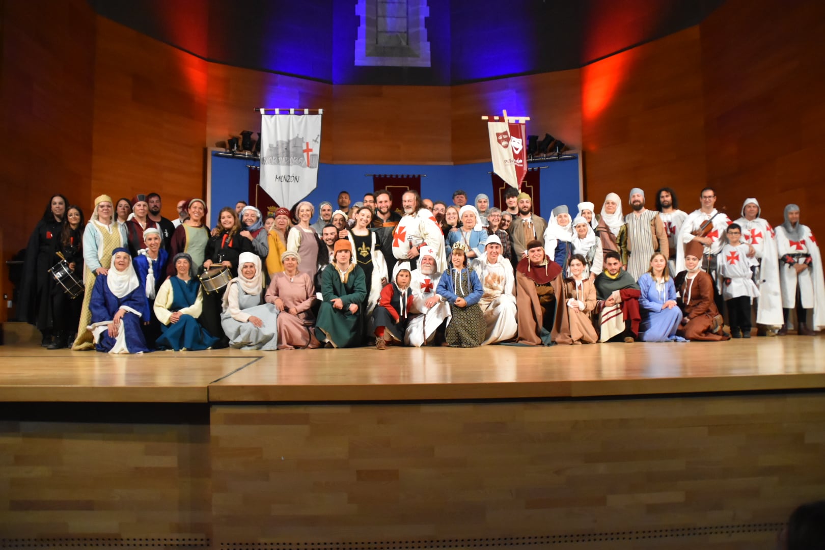 Foto de familia de los participantes XXII en elHomenaje Templario a Jaime I y Guillem de Mont-rodón. Foto: Ayuntamiento de Monzón