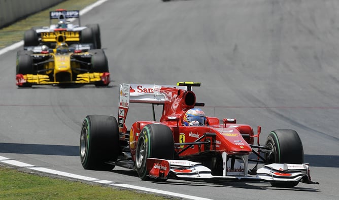 El piloto español Fernando Alonso, de la escudería Ferrari, supera a varios rivales hoy, domingo 7 de noviembre de 2010, durante el Gran Premio de Brasil de Fórmula Uno en el circuito de Interlagos en Sao Paulo (Brasil)