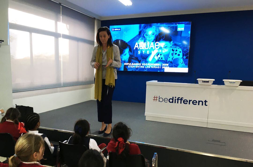 Matilde Mancha, Directora general de Hidralia, presentando el proyecto a alumnas de 2º y 4º de Primaria del Colegio Las Chapas, de Marbella