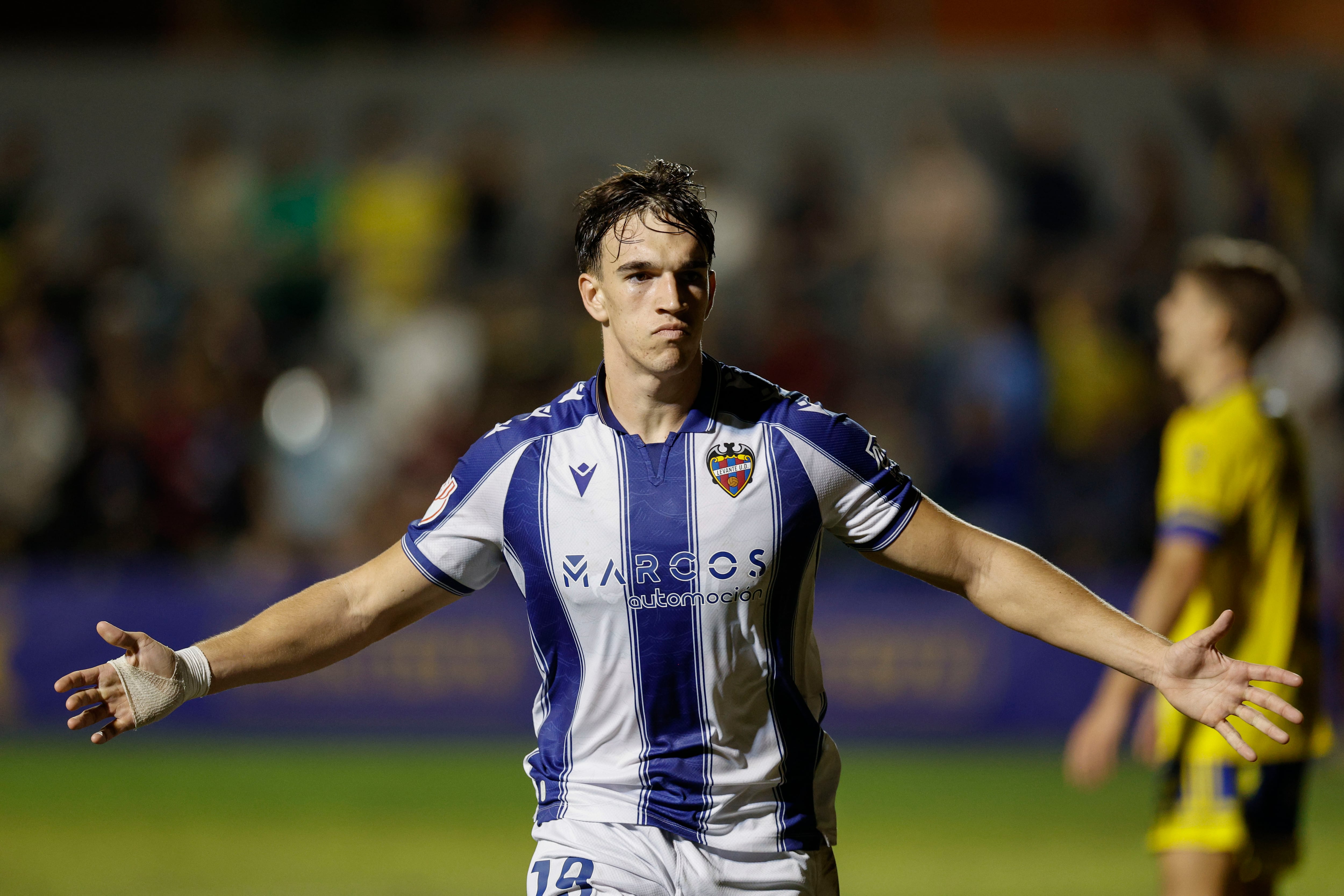 ORIHUELA (ALICANTE), 30/10/2025.- El delantero del Levante Carlos Espí celebra su segundo gol, cuarto del equipo, durante el partido de la primera ronda de la Copa del Rey de fútbol que Orihuela y Levante UD disputan este jueves en el Estadio Municipal Los Arcos. EFE/ Kai Forsterling
