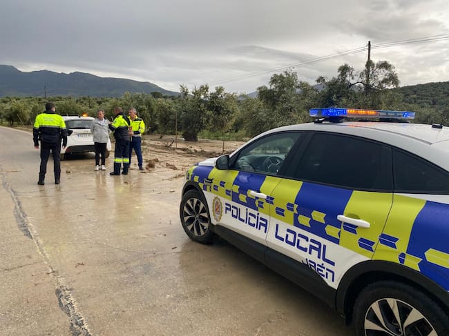 El alcalde de Jaén, Julio Millán, junto al concejal de Mantenimiento Urbano, Javier Padorno, hablan don dos varios policías locales en una zona afectada por las lluvias.