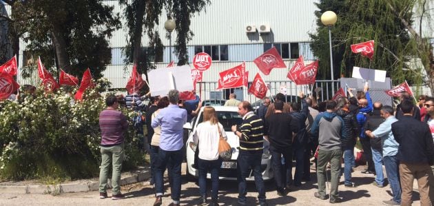 Concentración de los trabajadores frente a la sede de UNIPAPEL