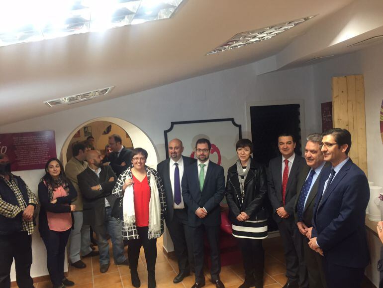 De izquierda a derecha: Presidente de la Diputación de Ciudad Real, presidente de la DO, consejero de Agricultura, alcaldesa, gerente de la DO y Delegada de la JJCM en Ciudad Real