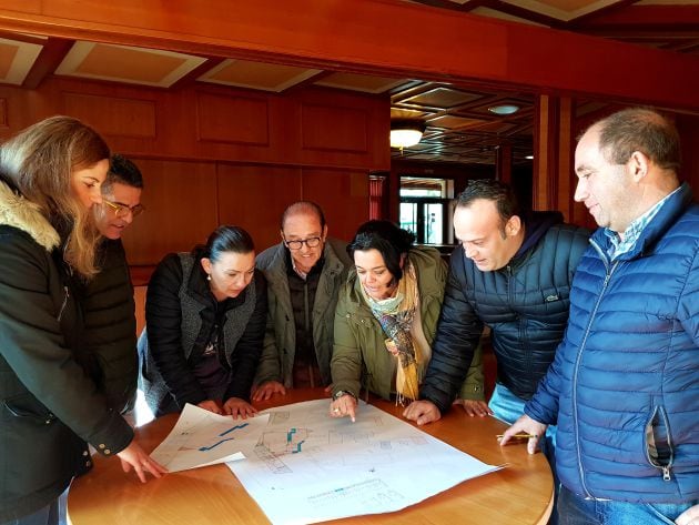 Jose Maria y Rocio Ruiz reunido con su equipo trabajando en la reforma del Finca Lago