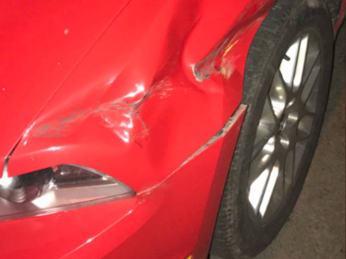 Una niña ve cómo el autobús de su colegio abolla un coche y la nota con la que avisa a su dueño se vuelve viral