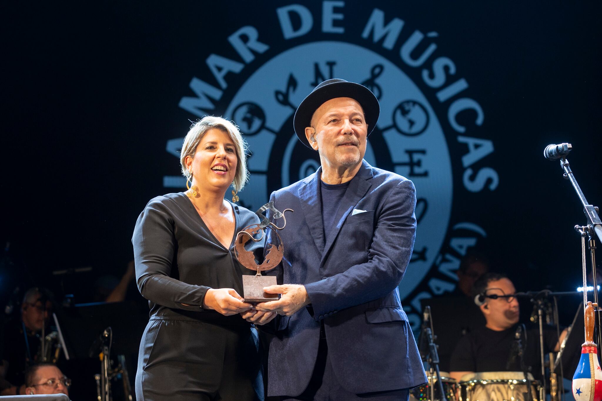 Premio La Mar de Músicas, que le fue entregado a Rubén Blades antes del concierto por la alcaldesa Noelia Arroyo.