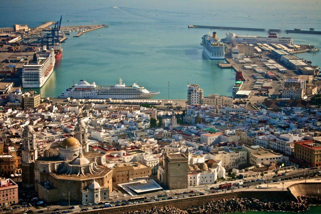 Imagen aérea del muelle de Cádiz 