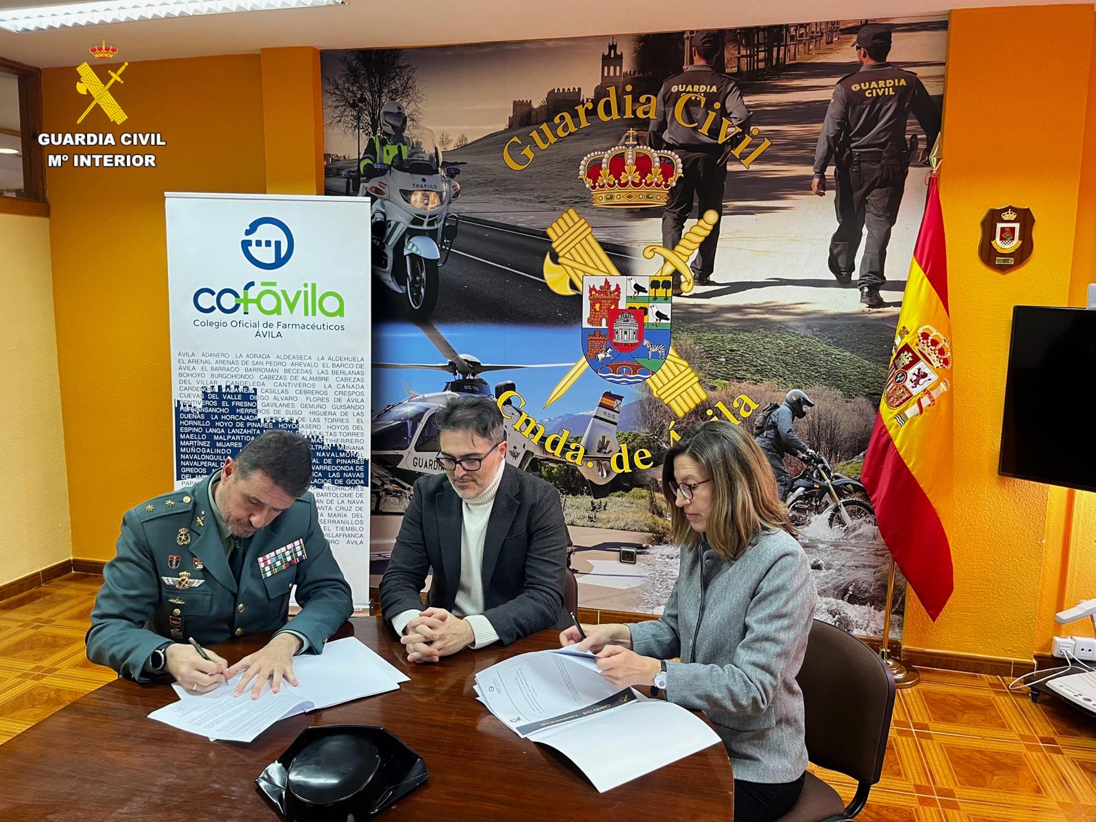 Gustavo Dorda, teniente coronel jefe de la Comandancia de Ávila, y Marta Terciado, presidenta del Colegio de Farmacéuticos, han firmado el convenio en presencia del subdelegado del Gobierno, Fernando Galeano